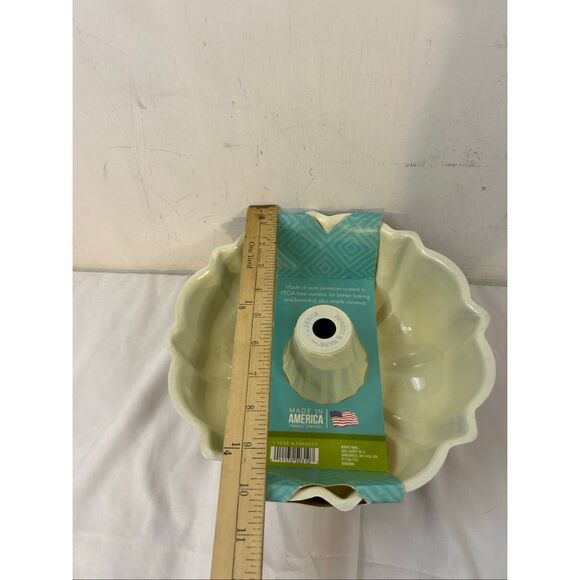Nordicware 12.5 cup Bundt cake pan USA Pure Aluminum Coated Non-stick new - Picture 7 of 7
